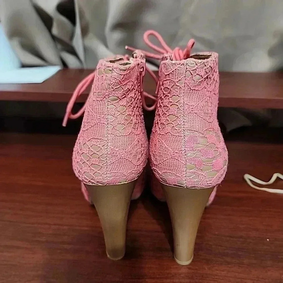 "Peachy Perfection: Charlotte Russe Lace Booties - Size 6" - Picture 12 of 15